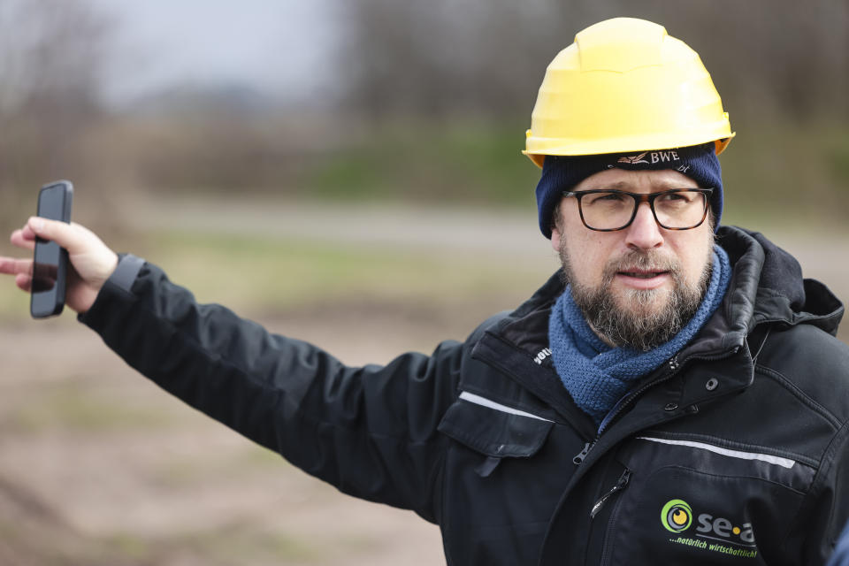 Christian Andresen, Managing Director of Solar-Energie Andresen, speaks during a presentation in Sprakebuell, Germany, Thursday, March 14, 2024. Sprakebuell is something of a model village for the energy transition - with an above-average number of electric cars, a community wind farm and renewable heat from biogas. All houses in the village center have been connected to the local heating network and all old oil heating systems have been removed. (AP Photo/Frank Molter)