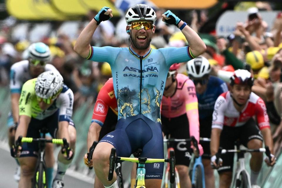 Mark Cavendish celebrated his historic win (AFP via Getty Images)