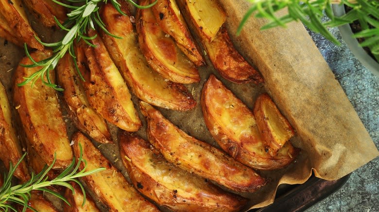 baked sweet potato wedges﻿﻿ with rosemary