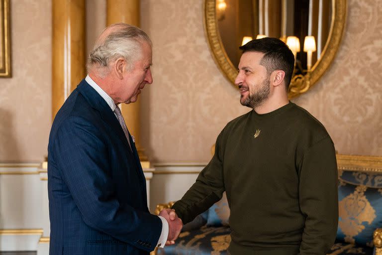 El rey Carlos III le da la mano al presidente de Ucrania, Volodymyr Zelensky (derecha), mientras le da la bienvenida en el Palacio de Buckingham, en Londres, antes de una audiencia durante su primera visita al Reino Unido desde la invasión rusa de Ucrania.