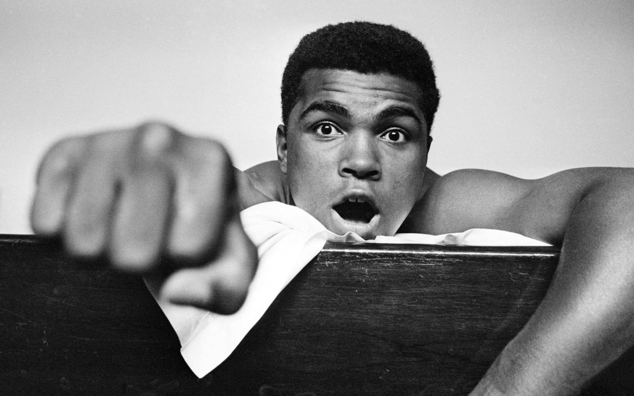 Er war der einzige Boxer, der die Weltmeistertitel aller Verbände dreimal in seiner Karriere gewinnen konnte: Muhammad Ali.  (Bild: ARTE / Len Trievnor / Hulton Archive via Getty Images)