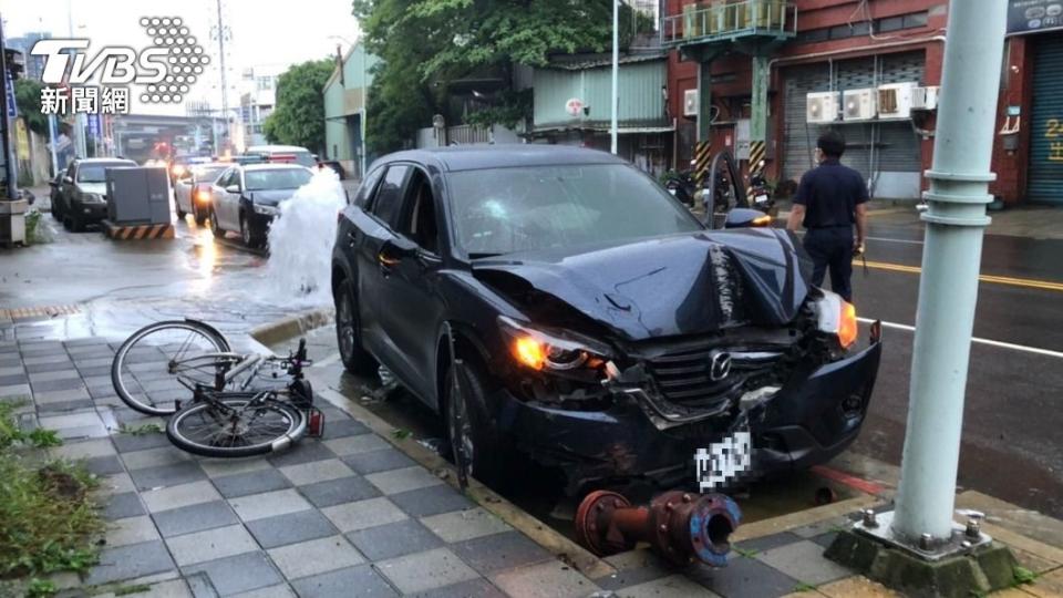 休旅車撞斷消防栓後又追撞路燈才停下，1輛腳踏車也遭波及。（圖／TVBS）