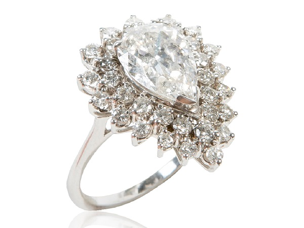 Pear-shaped diamond ring