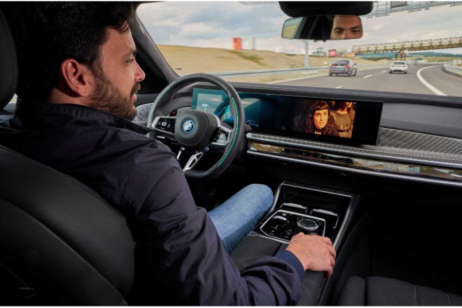 El nuevo piloto automático de BMW te deja ver el televisor mientras manejas