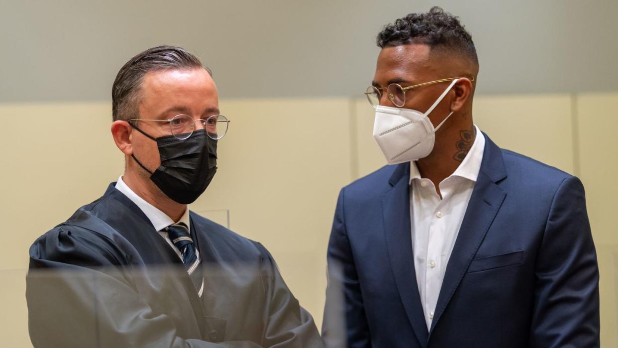 Der Fußball-Profi und ehemalige Nationalspieler Jérôme Boateng (r) im Amtsgericht München mit seinem Anwalt Kai Walden.