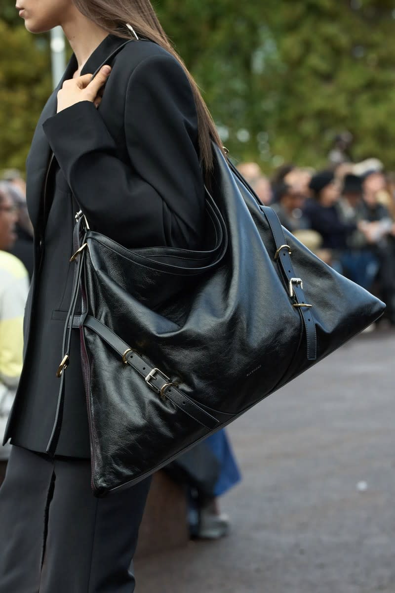 Omgekeerde dichtbij onaangenaam Givenchy Introduces Its Newest It-Bag: the Voyou