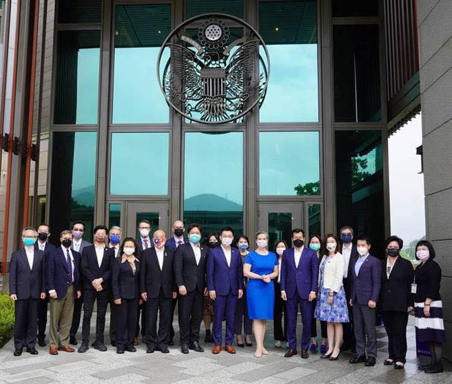 立法院外交及國防委員會今（19日）拜會美國在台協會（AIT）。（何志偉提供）