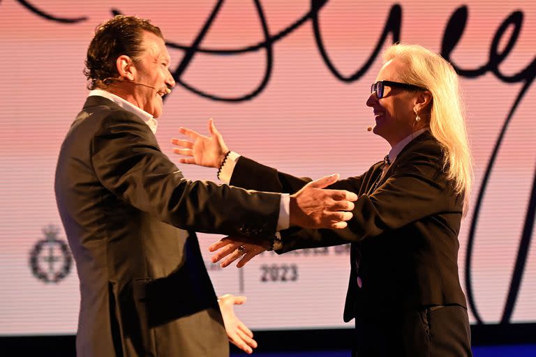 Antonio Banderas recibió muy cálidamente a Meryl Streep antes de la charla que mantuvieron