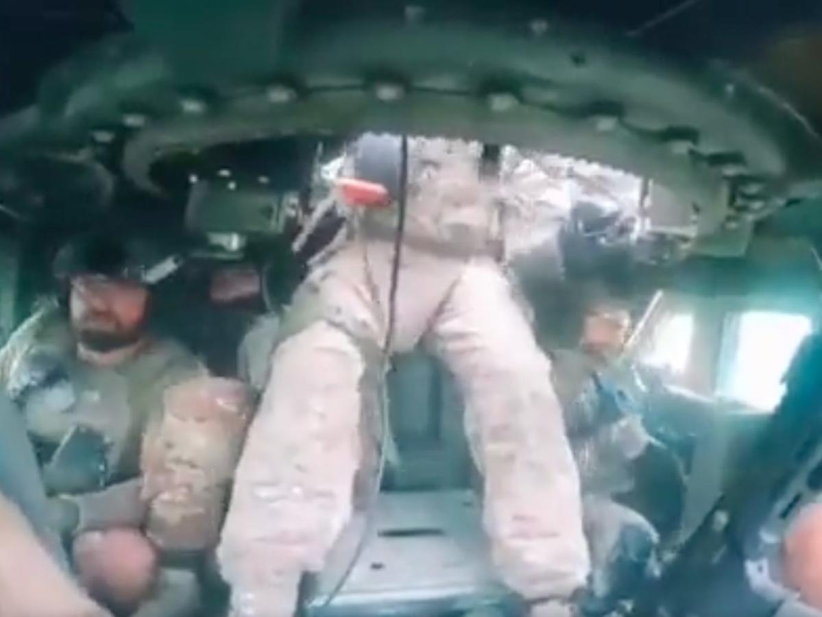 Страхотно видео показва как украински войници взривяват своето дарено от САЩ Humvee, на което те приписват, че е спасило живота им