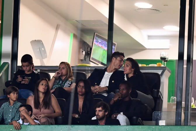 Cristiano Ronaldo y Georgina Rodríguez cuchichean en el palco del Sporting de Lisboa. Foto: International Business.