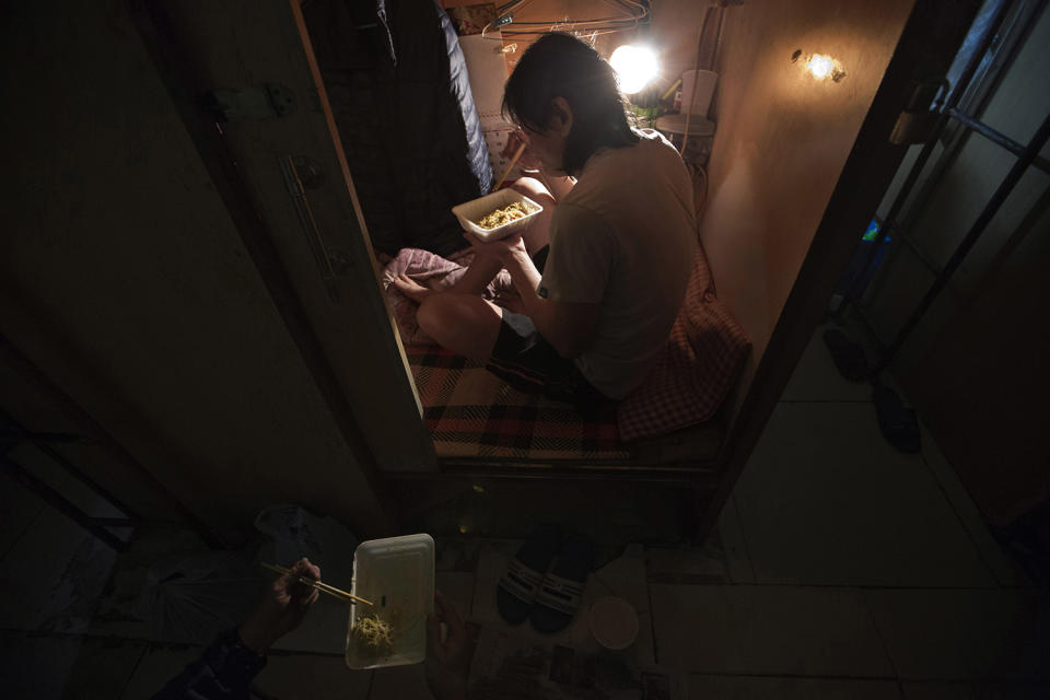 <p>A resident who only gave his surname Lui, has dinner in his “coffin home” in Hong Kong, March 28, 2017. (Photo: Kin Cheung/AP) </p>