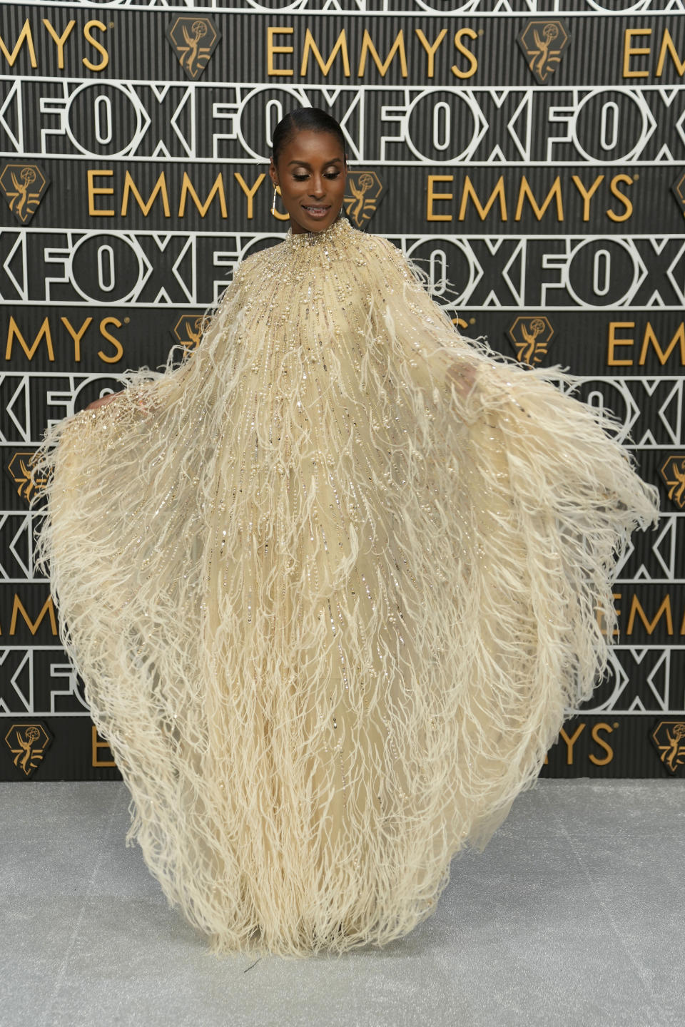 Issa Rae llega a la 75a edición de los Premios Emmy el lunes 15 de enero de 2024 en el Teatro Peacock de Los Ángeles. (Foto AP/Ashley Landis)