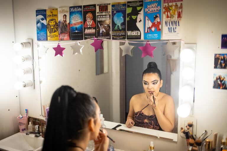 Camila Rosen en su camarín ultimando el maquillaje para la segunda función 