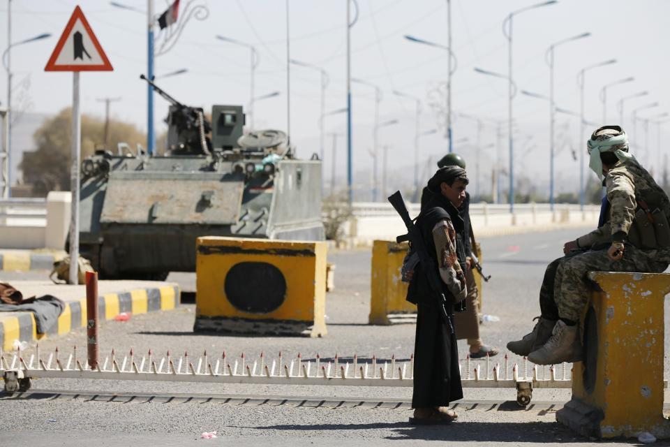 Houthi fighters secure an entrance to the presidential palace in Sanaa January 22, 2015. A senior official of Yemen's Houthi movement said on Thursday that a statement by President Abd-Rabbu Mansour Hadi aimed at defusing a political crisis was acceptable because it confirmed the terms of a power-sharing agreement signed in September. Witnesses said Houthi fighters remained in position outside the presidential palace and Hadi's private residence, where the head of state actually lives. Hadi in his statement said the Houthis had agreed to remove their men from those places. REUTERS/Khaled Abdullah (YEMEN - Tags: CIVIL UNREST POLITICS MILITARY)