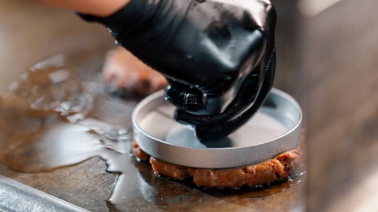 Hand pressing burger