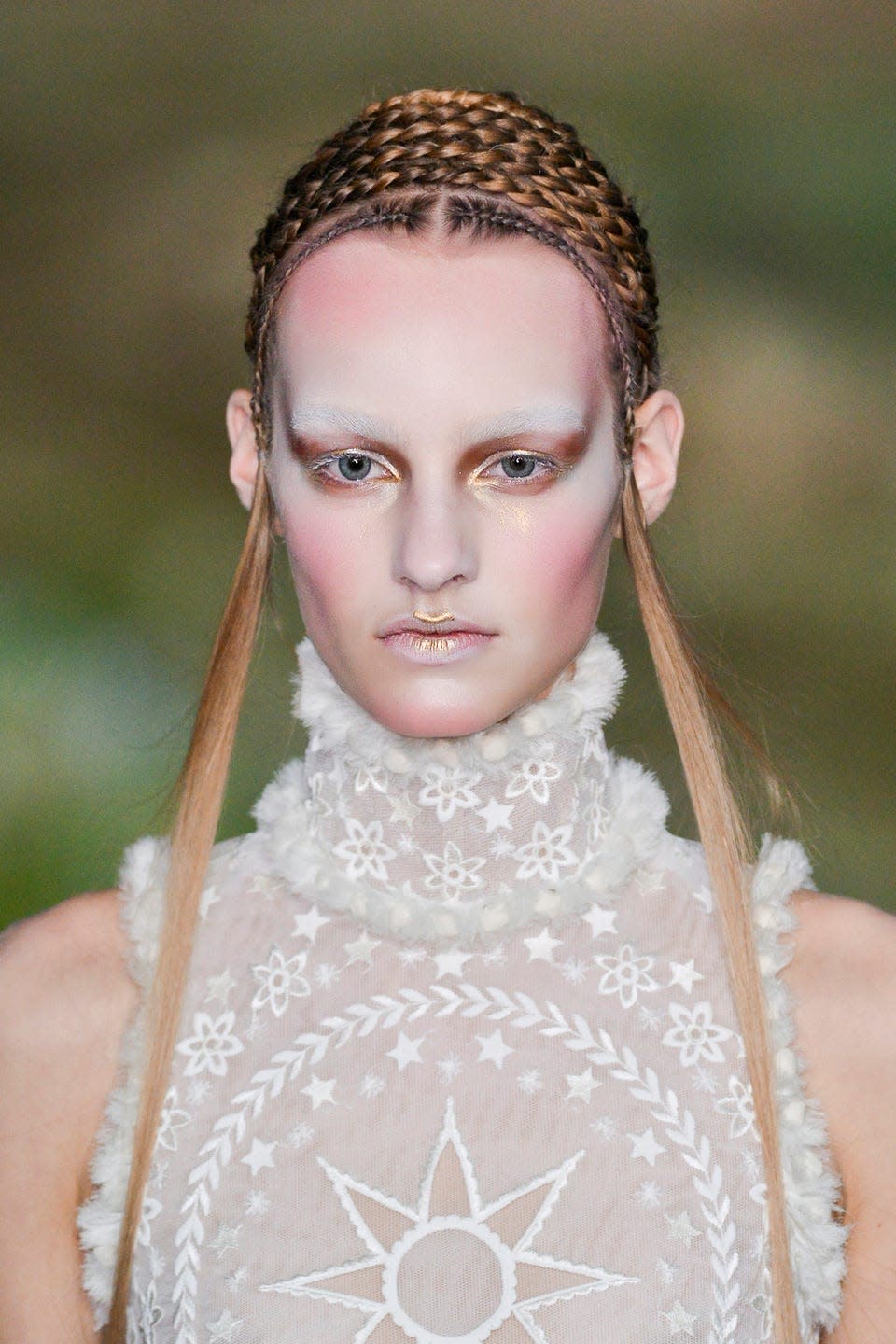 <p>Drama, drama and more drama. McQueen's metallic highlights and braided hair give an elven nod to the theme.</p>