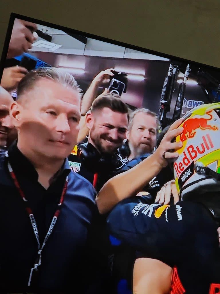 Jos Verstappen, en los festejos por la victoria de Checo P&#xe9;rez en el Gran Premio de Arabia Saudita