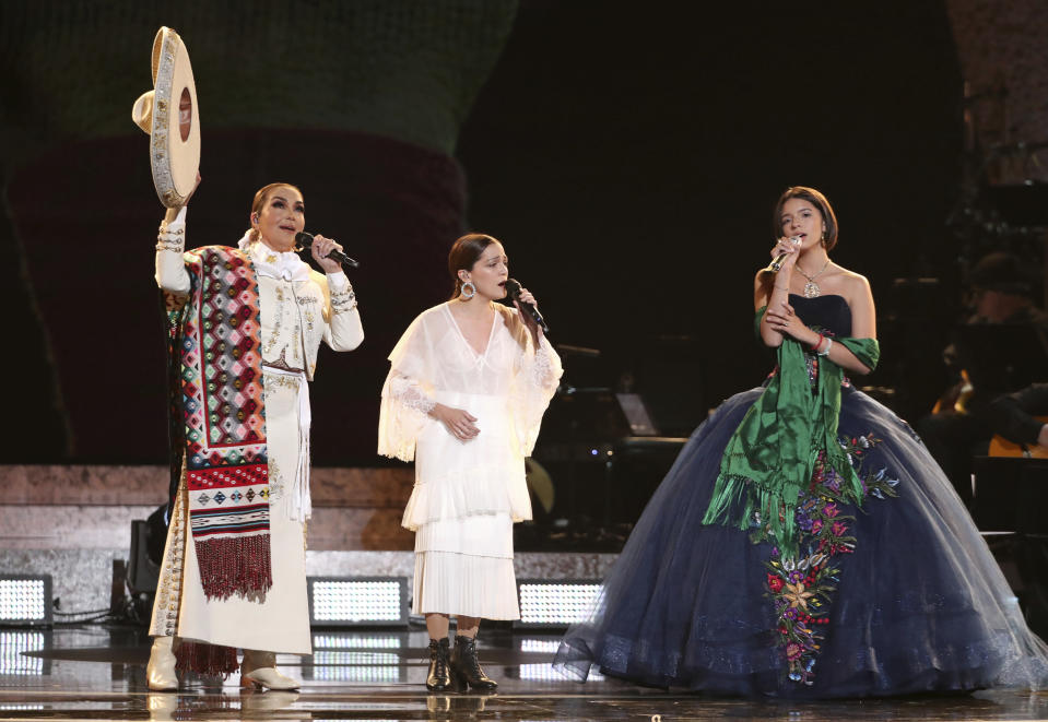 Aida Cuevas, Natalia Lafourcade y Angela Aguilar, de izquierda a derecha, interpretan "La llorona" en la Premiere de los Grammy, el domingo 10 de febrero del 2019 en Los Angeles. (Foto por Matt Sayles/Invision/AP)