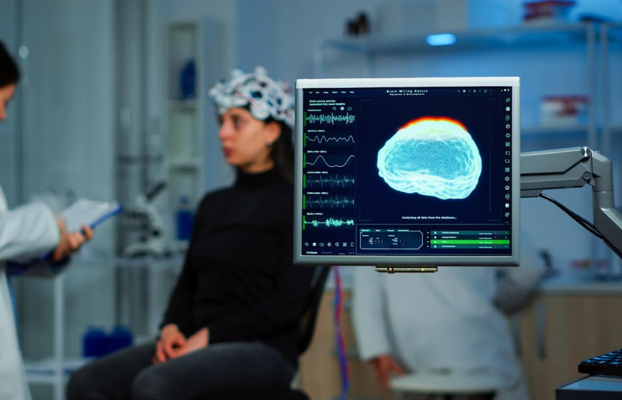 <a href="https://www.shutterstock.com/es/image-photo/neurologist-doctor-analysing-nervous-system-using-1955759332" rel="nofollow noopener" target="_blank" data-ylk="slk:DC Studio / Shutterstock;elm:context_link;itc:0;sec:content-canvas" class="link ">DC Studio / Shutterstock</a>