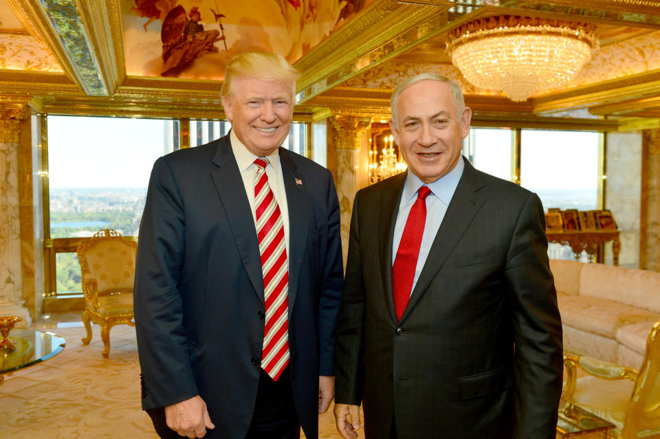 Israeli Prime Minister Benjamin Netanyahu (R) stands next to Republican U.S. presidential candidate Donald Trump during their meeting in New York, September 25, 2016. Kobi Gideon/Government Press Office (GPO)/Handout via REUTERS ATTENTION EDITORS - THIS IMAGE HAS BEEN SUPPLIED BY A THIRD PARTY. FOR EDITORIAL USE ONLY.