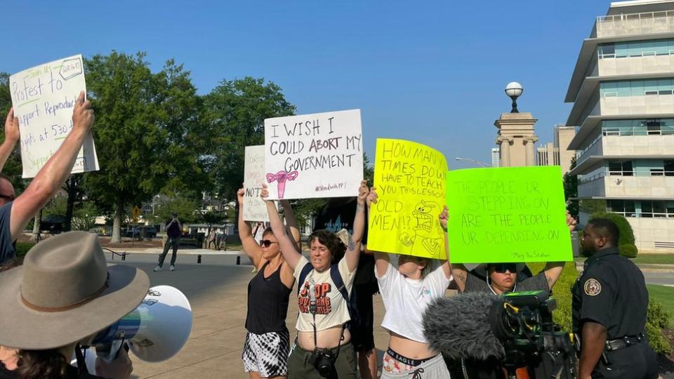 Manifestantes frente al congreso de Arkansas.