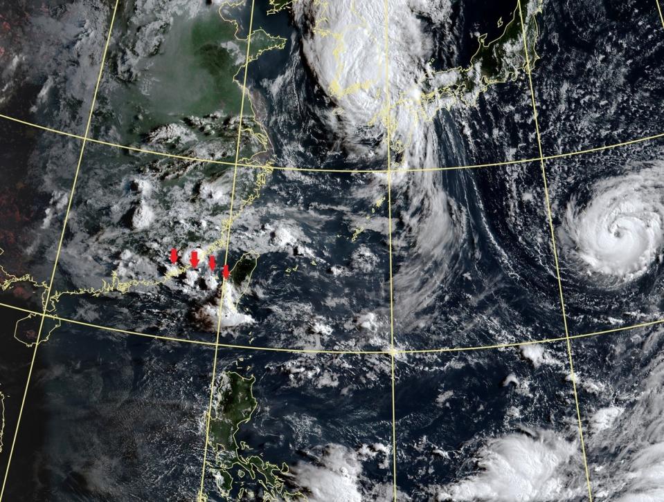 衛星雲圖顯示，南部上空有對流胞約略等距排列（箭頭處），中央氣象局今天一早警告，台南市與屏東縣要小心大雷雨。   圖：中央氣象局提供／新頭殼製