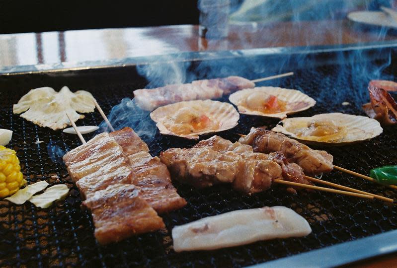 中秋節除了吃柚子、月餅外，烤肉更是台灣人不能錯過的活動之一。（示意圖，取自Pexels）