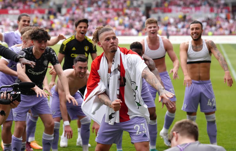 Kalvin Phillips y sus compañeros de Leeds United (ex club dirigido por Marcelo Bielsa) festejando que el equipo logró salvarse del descenso. 