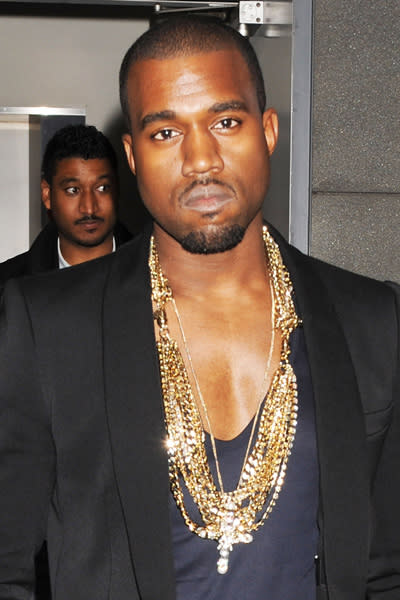 Kanye West setzt noch einen drauf und betont sein Herren-Dekolleté mit jeder Menge Bling Bling. Doppel-Foul! (Bild: Getty Images)