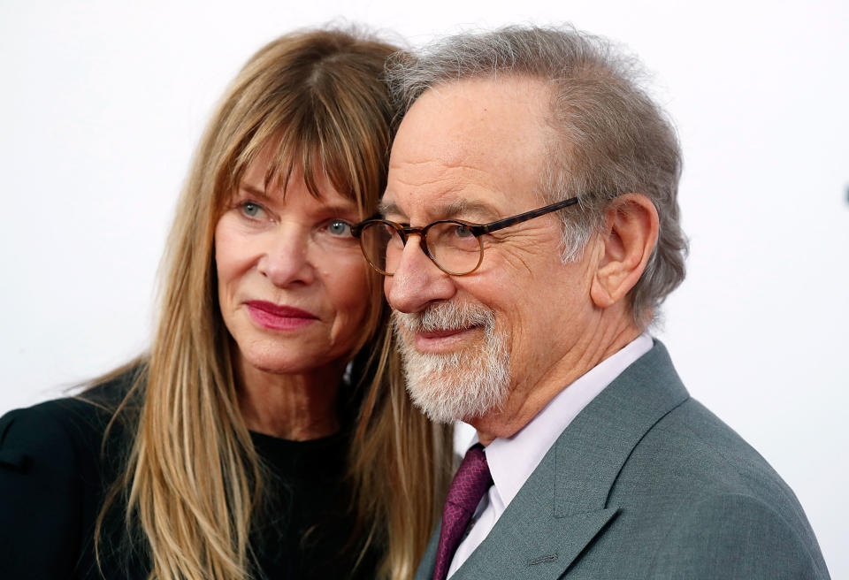 <p>Steven Spielberg et Kate Capshaw se sont rencontrés sur le tournage d’Indiana Jones et le Temple maudit en 1984 mais ne se sont mariés qu’en 1991. Un amour qui a résisté au temps et qui perdure encore aujourd’hui. Crédit photo : Getty Images </p>