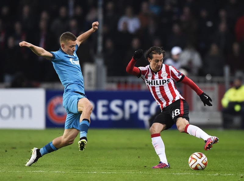 EIN02 EINDHOVEN (HOLANDA), 19/02/2015.- El centrocampista mexicano del PSV Eindhoven, Andrés Guardado (d), controla en balón ante Oleg Shatov, del Zenit San Petersburgo, durante el partido de ida de dieciseisavos de final de la Liga Europa que enfrentó a sus equipos en Eindhoven, Holanda, hoy, jueves 19 de febrero de 2015. EFE/Robin van Lonkhuijsen