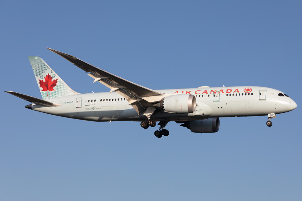 LONDON HEATHROW AIRPORT, UNITED KINGDOM, WEDNESDAY 14TH DECEMBER:  An Air Canada Boeing 787 landing at London Heathrow Airport, Hounslow, United Kingdom Wednesday 14th December 2022. (Photo by Robert Smith/MI News/NurPhoto via Getty Images)