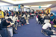 台北經濟文化辦事處擠滿申請升讀台灣大學的港生。（冼偉倫攝）