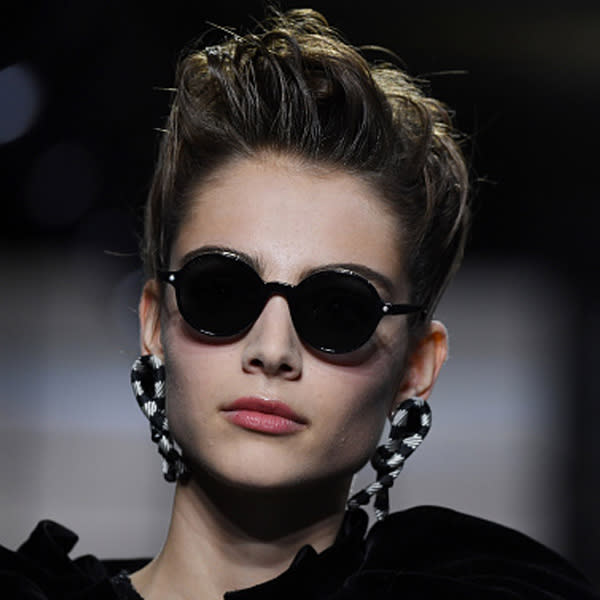 Gafas de sol oscuras. No importa la estación del año. Las gafas oscuras siempre son un básico. ¿Ansiosa por lucir ya las nuevas tendencias? Inspírate en este propuesta de la colección de otoño de Giorgio Armani: las gafas redondas. Te quedarán increíbles si tienes un rostro ovalado o cuadrado, ya que suavizan las líneas faciales. ¡Lúcete! Foto: Pascal Le Segretain/Getty Images