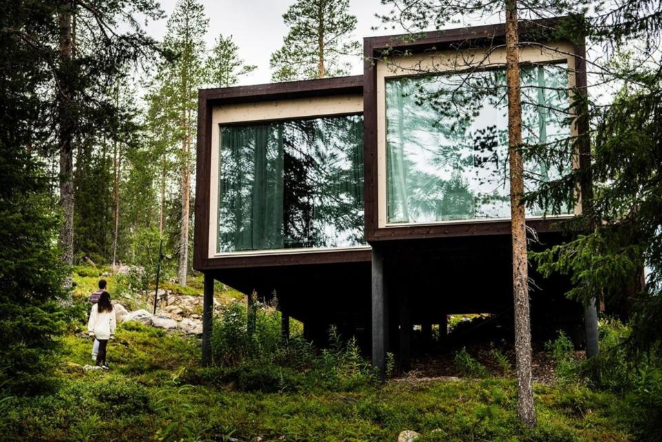 <p>El hotel está formado por 32 cabañas prefabricadas ancladas en el suelo con pilotes. Según sus diseñadores, su forma está inspirada en el paisaje que las rodea y en la magia de esta región finlandesa. (Foto: Instagram / <a href="http://www.instagram.com/p/CFCSxD6iQsL/" rel="nofollow noopener" target="_blank" data-ylk="slk:@arctictreehousehotel" class="link rapid-noclick-resp">@arctictreehousehotel</a>).</p> 
