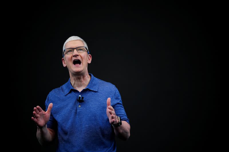 El presidente ejecutivo de Apple, Tim Cook, asiste a la conferencia anual de desarrolladores en la sede de la compañía en Cupertino, California, EEUU