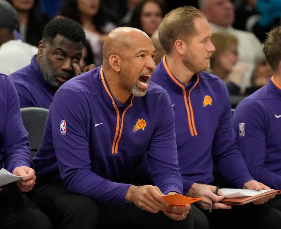 Der Cheftrainer von Phoenix Suns, Monty Williams, leitet seine Spieler im zweiten Quartal im Footprint Center in Phoenix am 14. Februar 2023 gegen die Sacramento Kings.