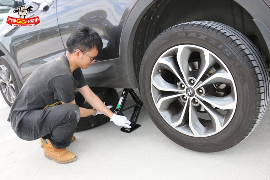 車在路上「跑」，哪有不「中釘」的道理，遭遇緊急狀況，備胎該怎麼換你真知道嗎！？