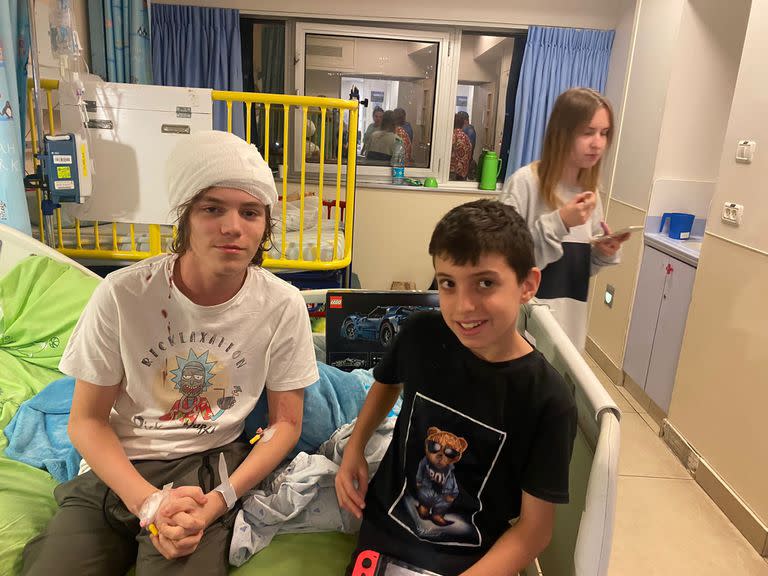 El hijo del doctor Glatstein junto a un joven herido en el hospital de Tel Aviv