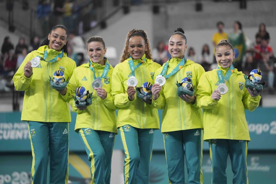 Las integrantes del equipo de Brasil muestran sus medallas de plata en la gimnasia artística de los Juegos Panamericanos en Santiago, Chile, el domingo 22 de octubre de 2023. (AP Foto/Martín Mejía)