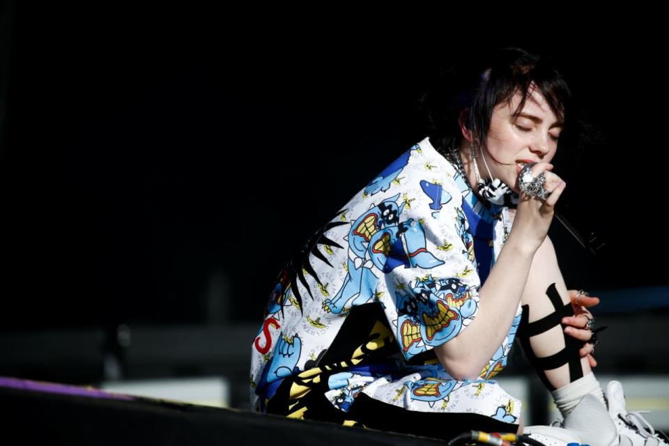 El cantante estadounidense Billie Eilish actúa en el Other Stage del Glastonbury Festival en Somerset, Inglaterra, el 30 de junio de 2019 (REUTERS / Henry Nicholls).