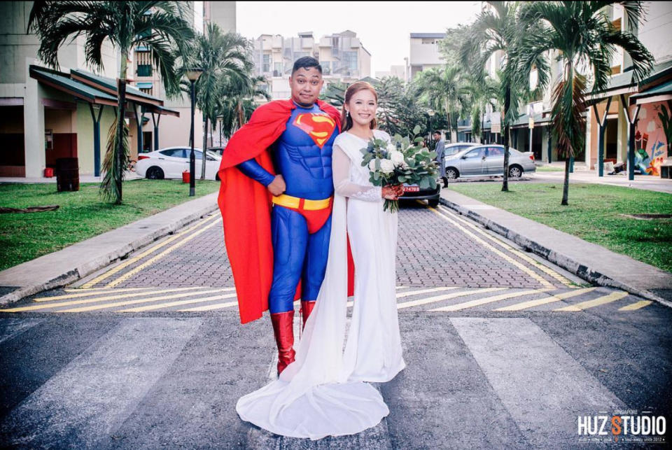 The couple posing at a car park near the bride’s home. (Photo: Huz Studio)