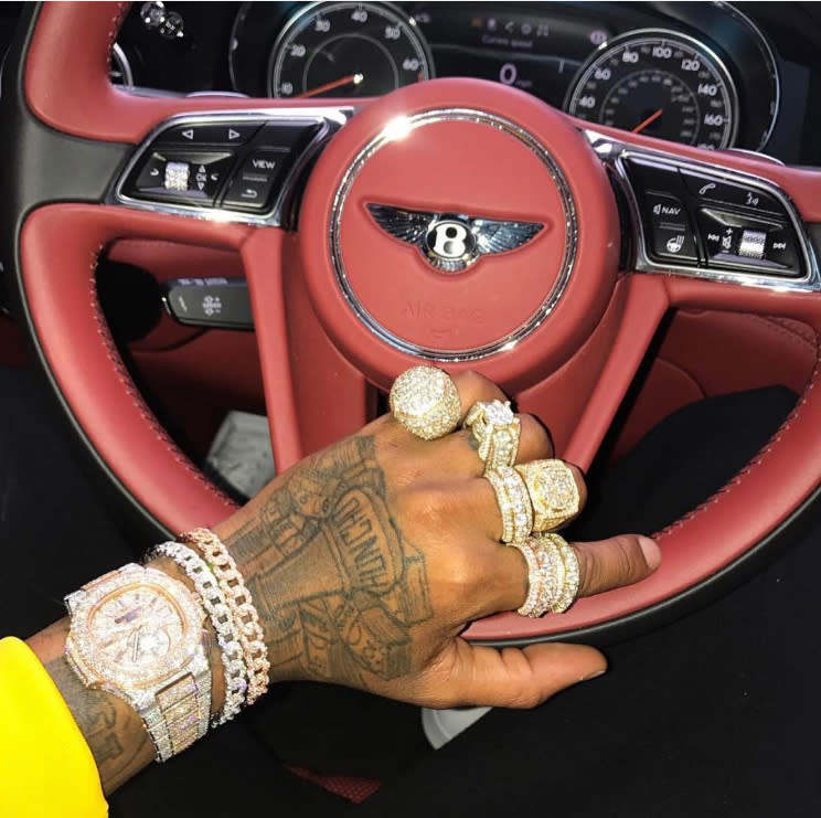 <p>Hip Hop kann reich machen. Wie reich, zeigt Rapper Quavo vom Trap-Trio Migos aus Atlanta. Dem gehört nämlich die Hand am Steuer des Bentleys. Na, bleibt zu hoffen, dass er mit den stolz beringten Händen den teuren Luxusschlitten auch immer sicher steuern kann. (Bild: Instagram/superrichclub) </p>