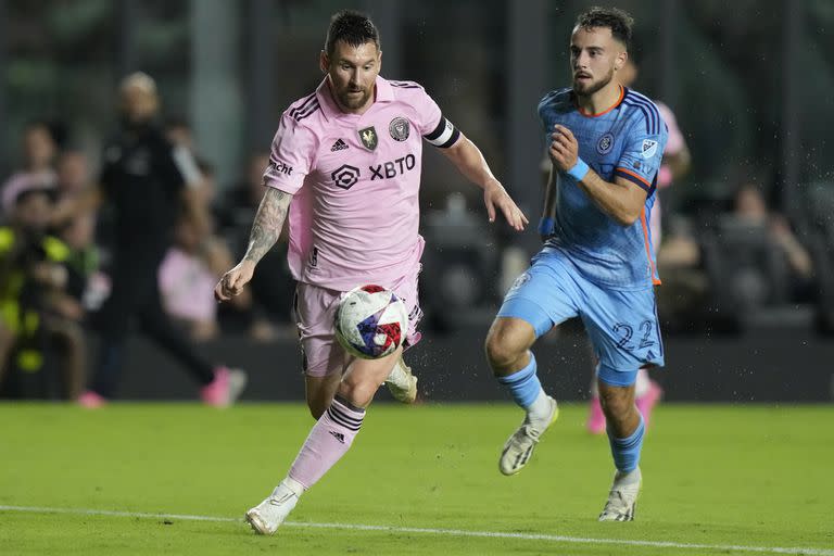 El delantero del Inter Miami Lionel Messi corre con el balón frente a Kevin O'Toole del New York FC en un encuentro amistoso en Fort Lauderdale, Florida el 10 de noviembre del 2023. (AP Foto/Lynne Sladky)