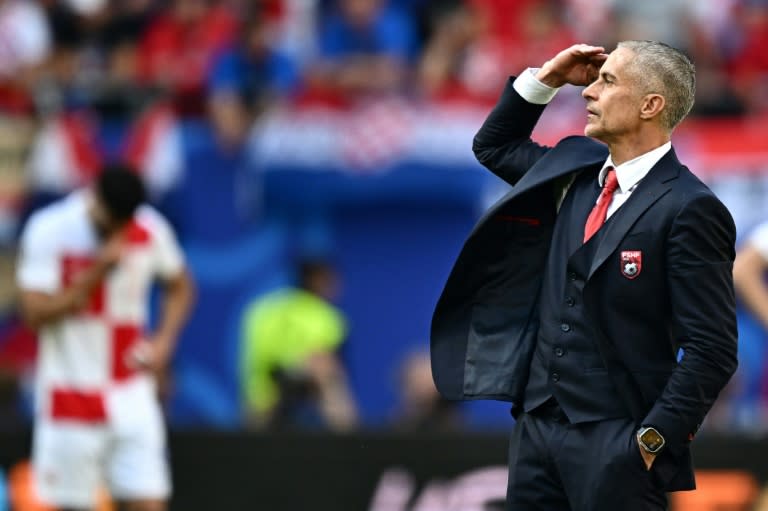 El seleccionador brasileño de Albania, Sylvinho, reacciona durante el partido de fase de grupos de la Eurocopa-2024 contra Croacia (2-2), disputado en Hamburgo el 19 de junio de 2024. (GABRIEL BOUYS)