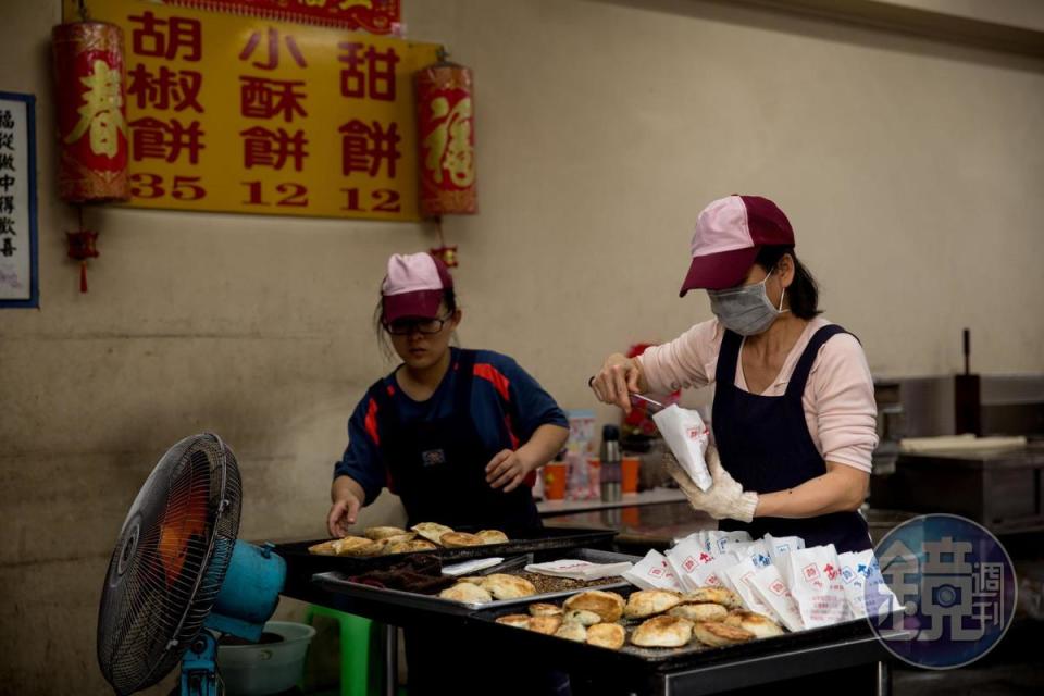 龍門胡椒餅下午就會開始排隊，一天光是胡椒餅就可賣出700顆。