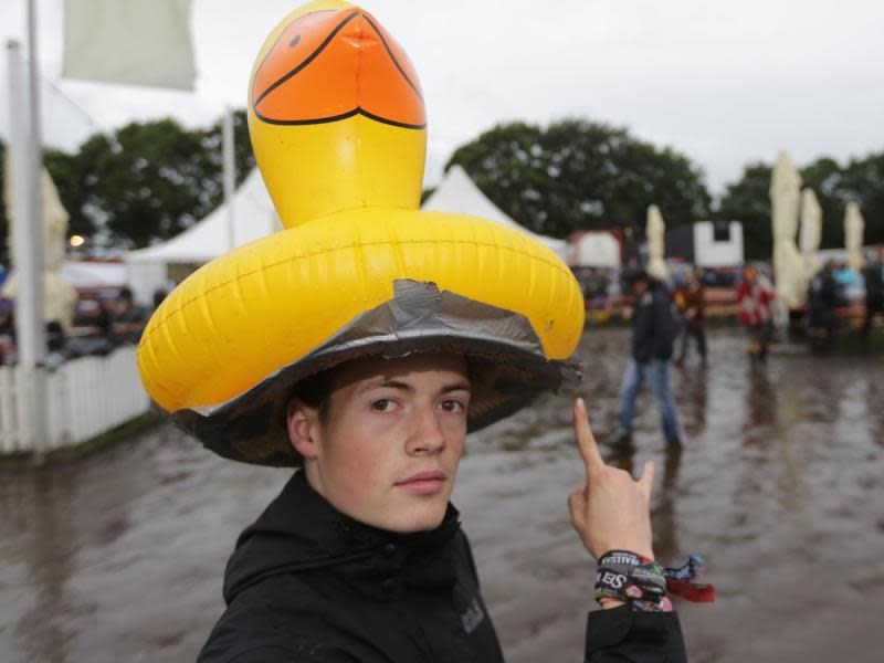 Mit Hut und "Pommesgabel" in Wacken. Foto: Axel Heimken