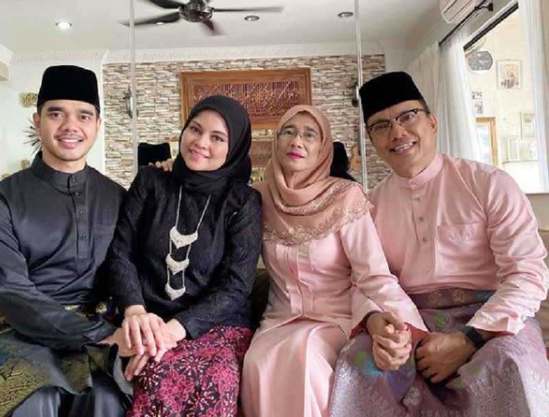 Alif’s wife (second left) tested negative for Covid-19, while his parents came back with positive test results. ― Picture via Instagram/@alifsatar