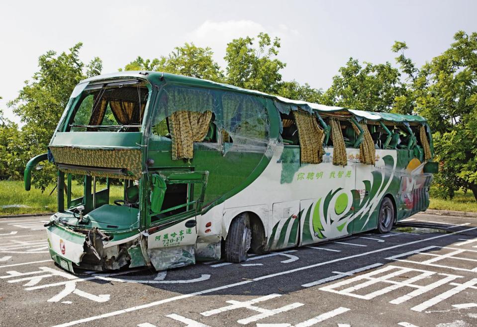 阿羅哈客運自撞車禍，左側車頭凹陷，左側玻璃幾乎全破，可見當時撞擊力道猛烈。