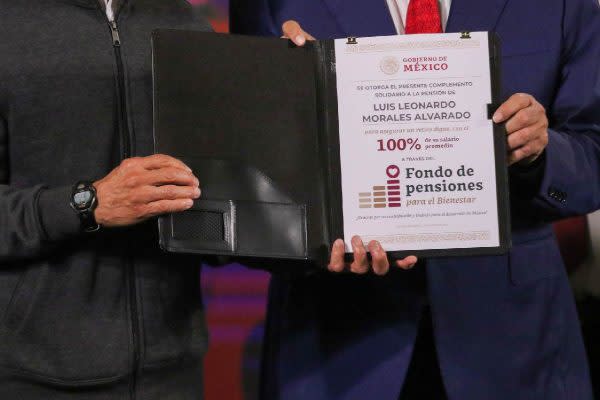 amlo entrega los primeros pagos del fondo de pensiones para el bienestar